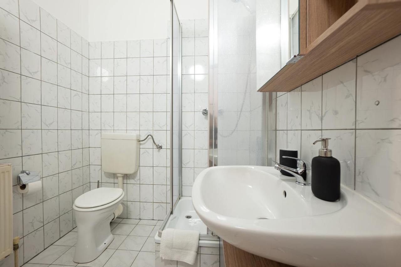 Lovely 1-Bedroom Apartment Next To Praterstern Vienna Exterior photo