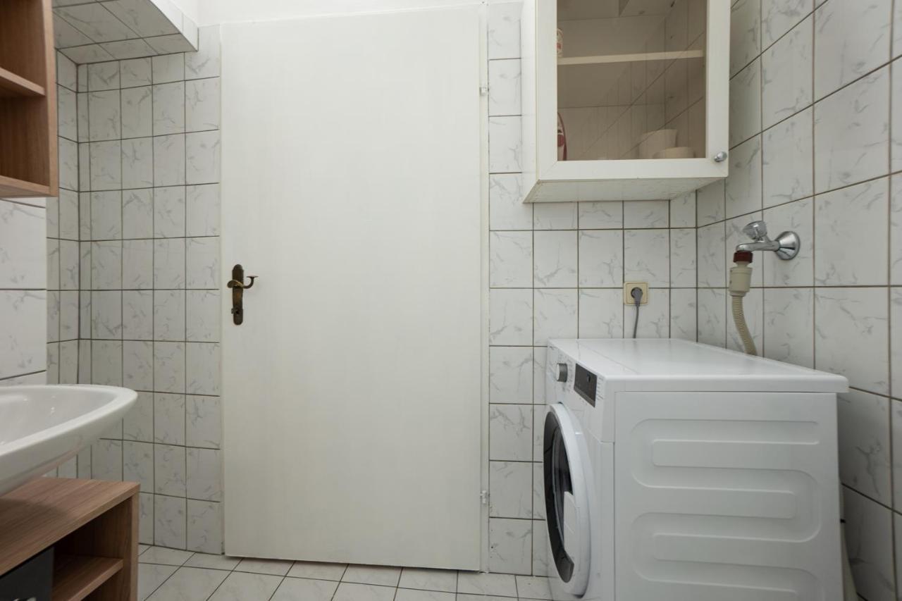 Lovely 1-Bedroom Apartment Next To Praterstern Vienna Exterior photo
